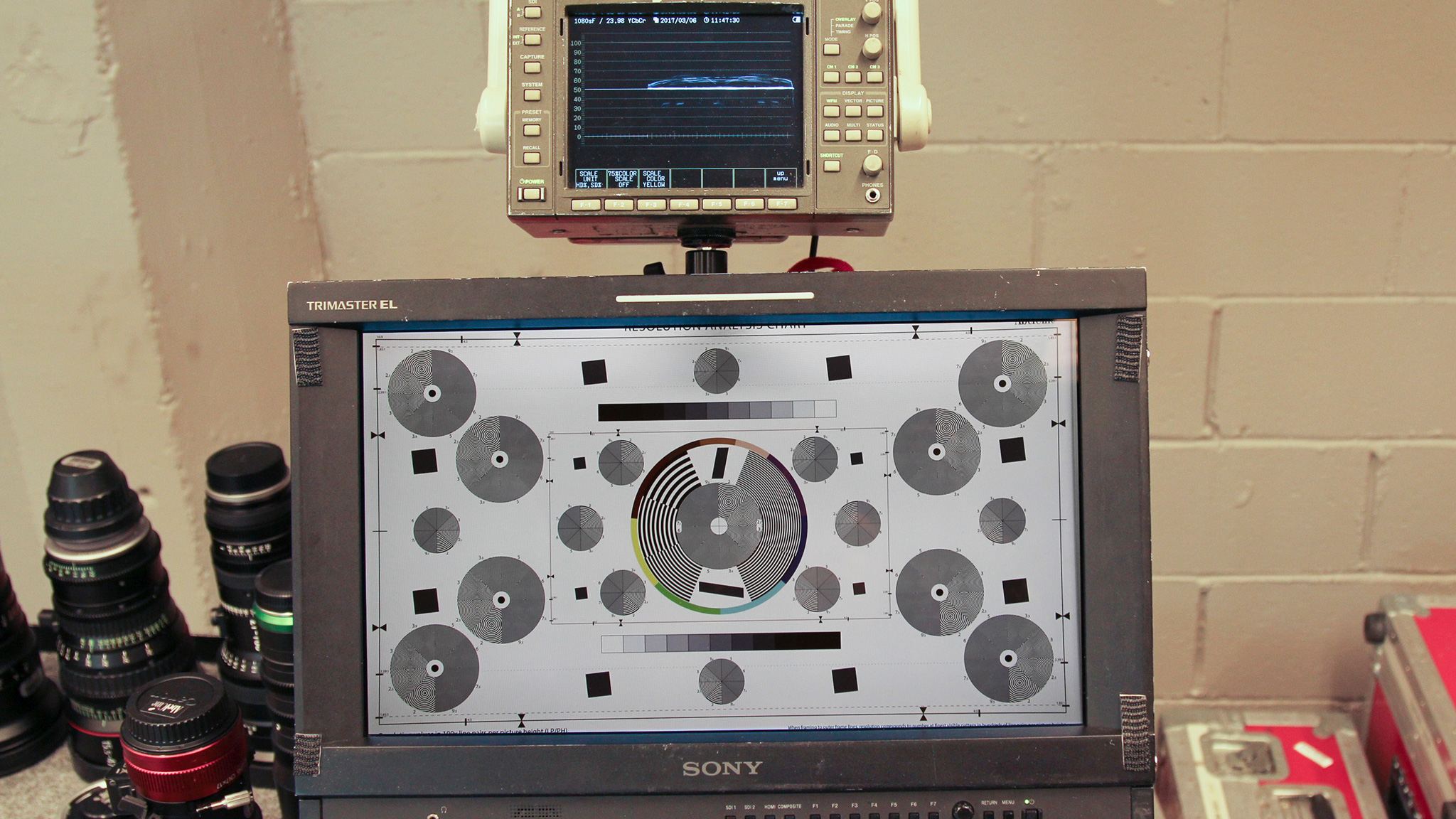 Canon Compact-Servo 18-80 resolution chart edge brightness